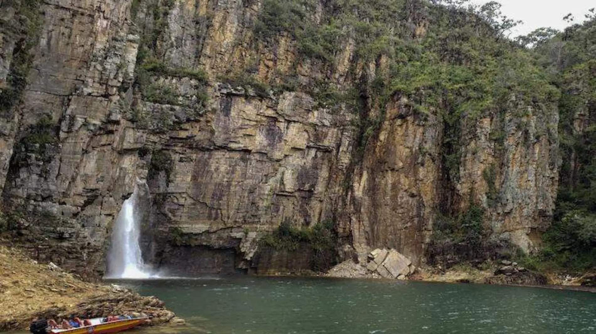 Suman siete muertos tras desgajamiento de peñasco en zona turística de Brasil